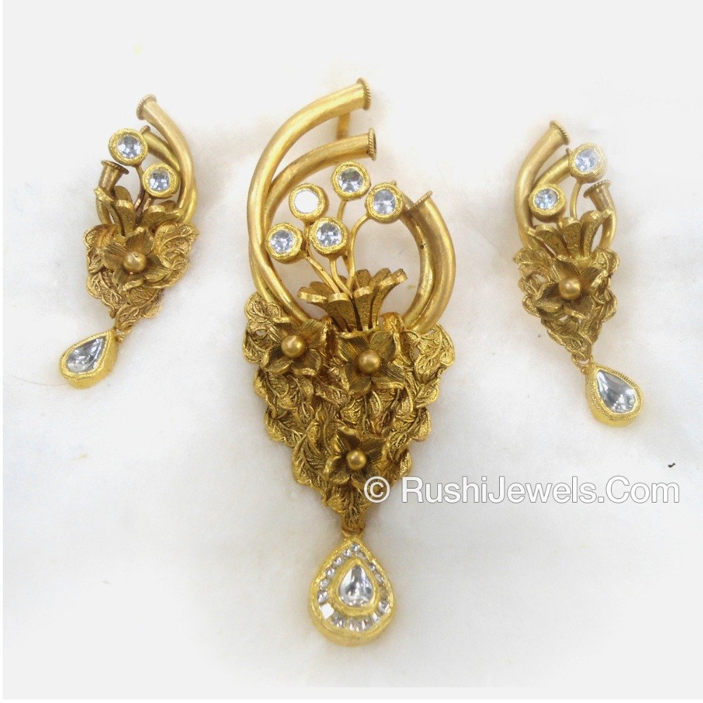 22kt Light Weight Antique Gold Pendant Set